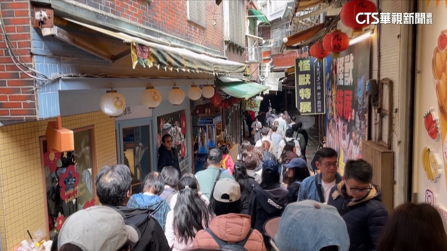 初五天氣晴山城走春！　九份老街人山人海排隊潮炸裂