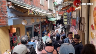 初五天氣晴山城走春！　九份老街人山人海排隊潮炸裂