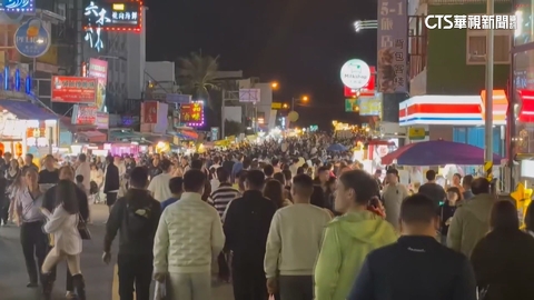 南台灣國旅熱翻!墾丁大街「萬頭攢動」 旗津搭船人潮爆