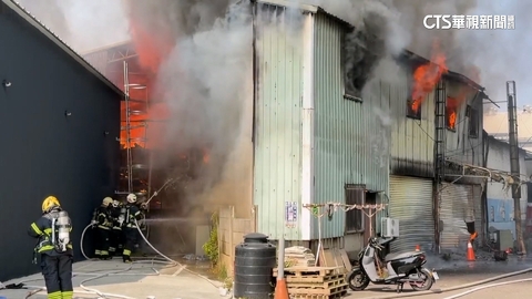 屏東民宅大火男喪命　嘉義倉庫陷火海轎車燒成廢鐵