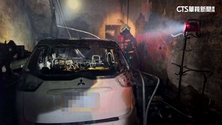 暗夜驚傳救命聲！　民宅陷火海　驚見「轎車在客廳狂燒」