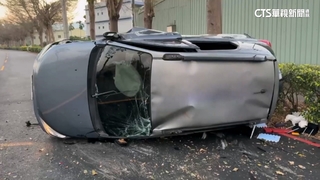 清晨不明原因自撞路樹翻覆　駕駛一度困車內