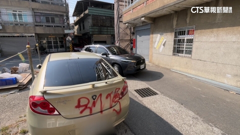 男稱車故障急吃年夜飯　違停巷口遭噴紅漆「別停」