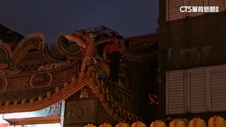 感情問題借酒澆愁　男喝茫爬廟屋頂襲警消