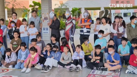 驚喜開學禮！超人力霸王現身.陪新上國小學童開學