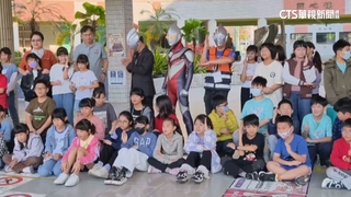 驚喜開學禮！超人力霸王現身.陪新上國小學童開學