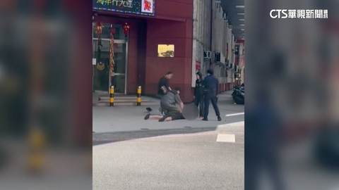 男騎車欲衝警局遭壓制　依公共危險等罪送辦