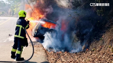 【台語新聞】閃狗自撞路邊水泥牆　休旅車燒成火球.駕駛急逃生