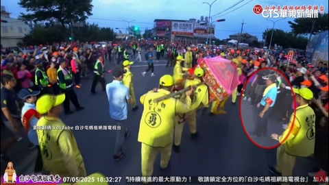 白沙屯媽祖怎走？　紅臂章資深轎班：隨機應變跟著鑾轎轉