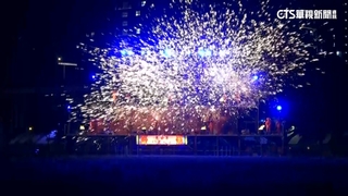 新北燈會期間限定！　民眾一早卡位搶拍「山西鐵花秀」