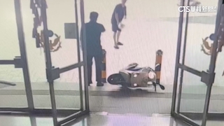 男逆向行駛衝撞警局失敗　3員警合力壓制逮捕