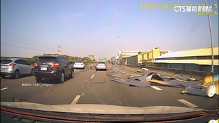 國道血滴子！　鐵片沒綁牢悚噴砸車　駕駛閃不及輾過