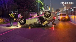 新北男毒駕恍神追撞翻車　少年騎車路過遭波及摔傷