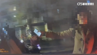 不滿遠光燈照射爆糾紛　外送員大街爆衝突.噴辣椒水