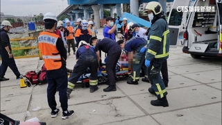 民權大橋包商夫妻疑打檔不慎墜河　妻獲救.夫命危搶救