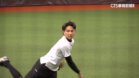 徐若熙回來了！　現身大巨蛋練投　上澤直之：他很認真