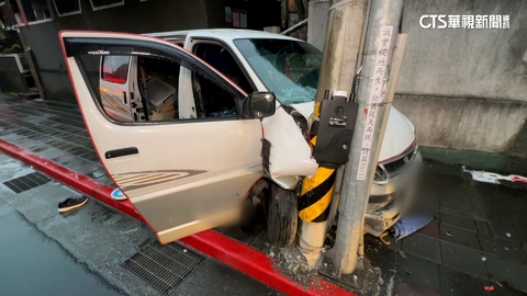 車失控衝人行道! 「猛撞2人1人跳開」肇事駕駛亡