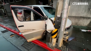 車失控衝人行道！　「猛撞2人1人跳開」肇事駕駛亡