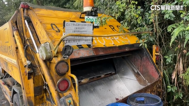 疑使用過度！　垃圾車後車斗彈起　2人來不及閃受傷 | 華視新聞
