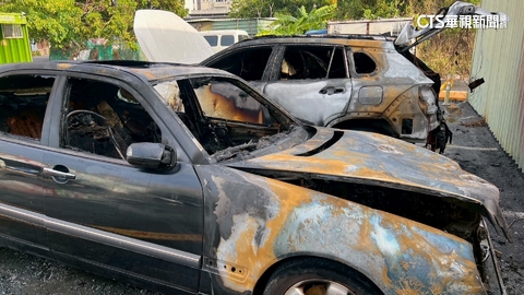 26年老車發動起火　車主急逃.鄰車遭波及