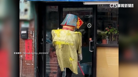 假神明真討錢？　民眾直擊「土地公」沿街搖鈴討紅包