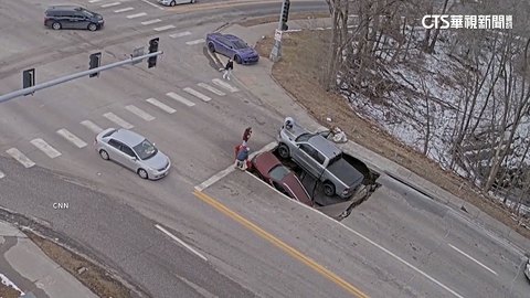 美國內布拉斯加州水管破裂地層下陷 兩車掉進洞裡