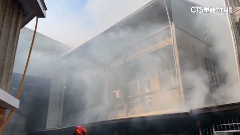 透天民宅惡火!7旬婦疑逃生不及 倒臥樓梯明顯死亡