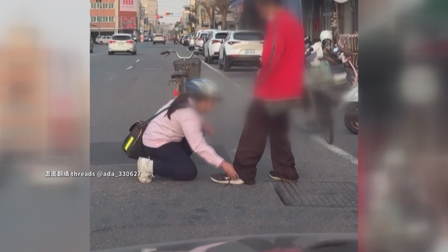 老翁行動不便！女學生蹲路邊幫提褲穿鞋　網大讚「是天使」校方頒獎表揚 | 華視新聞