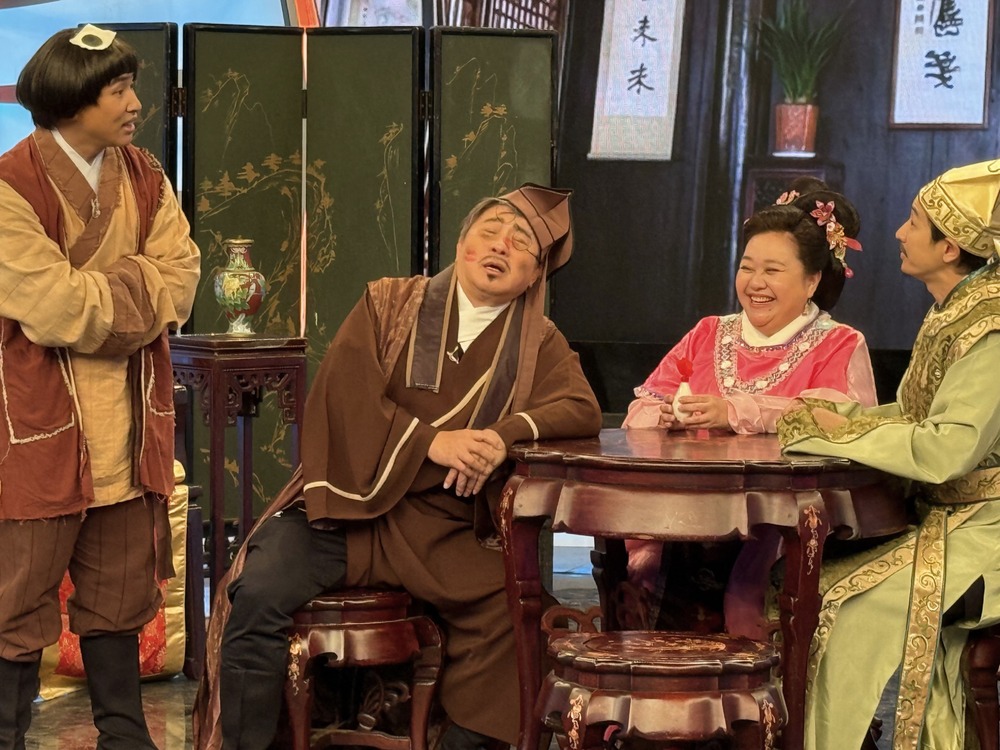 胡瓜(左)展現「老臘肉」魅力與鍾欣凌(右)火辣互動