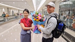 「費仔」到台灣啦！　近百名球迷熱情接機　今將出席活動