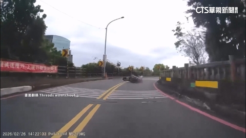 疑傾角過大「騎士撞壁慘摔」　網友：幸好對向沒車