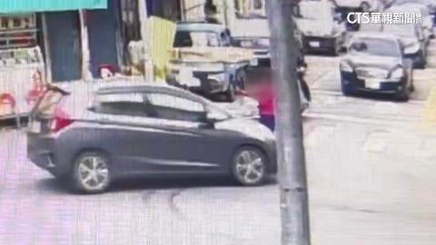 婦人推攤車遭撞！　轎車左轉直撞　警：雙方均違規