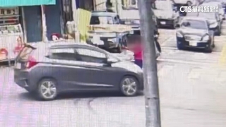 婦人推攤車遭撞！　轎車左轉直撞　警：雙方均違規