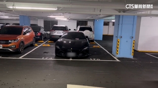 怕被刮傷！千萬超跑「停2車格」　車主霸氣付雙倍費用