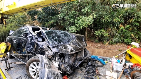 藝術家謝東哲開車飛越茶園墜50米懸崖　幸獲救報平安