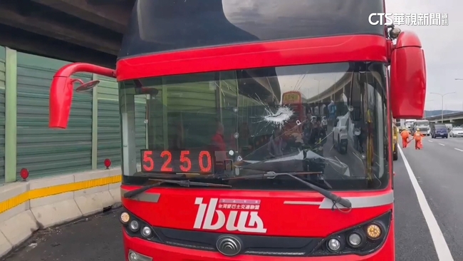 驚險！　客運行駛國道　天外飛來鐵片險削駕駛頭