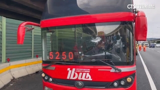 驚險！　客運行駛國道　天外飛來鐵片險削駕駛頭