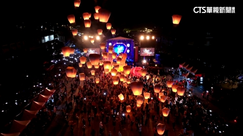 平溪天燈節登場！　百盞齊放點亮夜空.「馬驫奔騰」光雕秀