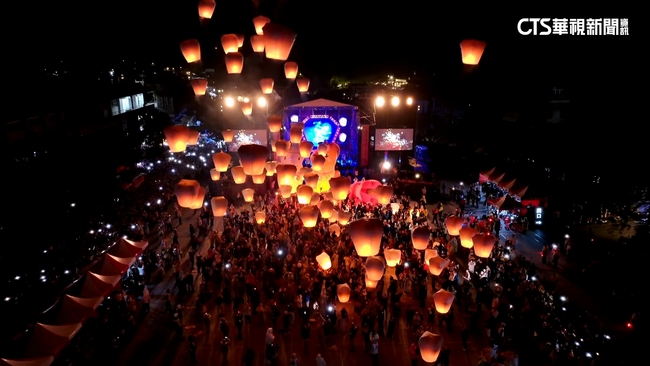 平溪天燈節登場！　百盞齊放點亮夜空.「馬驫奔騰」光雕秀