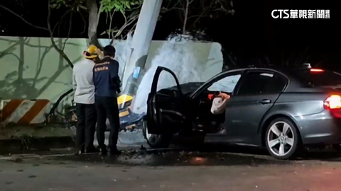 自小客車猛撞消防栓！　車頭全毀駕駛困車內命危
