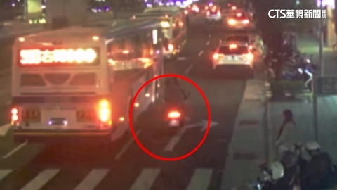 雙載機車遭撞！公車竟駛離　警將通知駕駛釐清是否肇逃