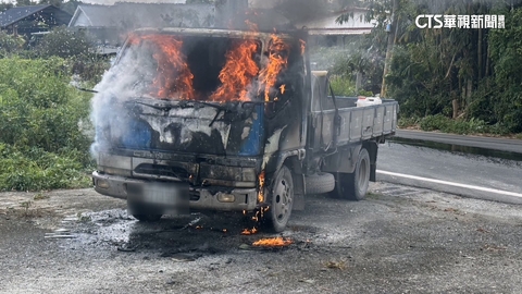 貨車停空地突起火！　疑前座「行動電源」高溫釀火燒車