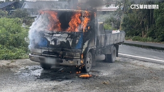 貨車停空地突起火！　疑前座「行動電源」高溫釀火燒車