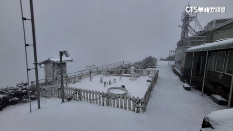 玉山下雪「持續3小時」　積雪4公分如銀白世界