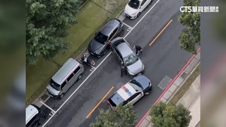 毒品通緝犯拒檢狂逃　警追30公里攔截破窗逮人