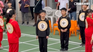 為賽事暖身！學童扮真人象棋實境秀　上演棋盤對弈