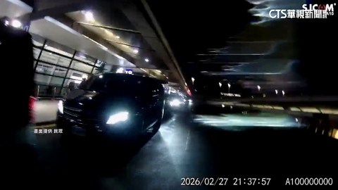 桃機白牌車違規載客拒檢.衝撞2警　遭壓制逮捕