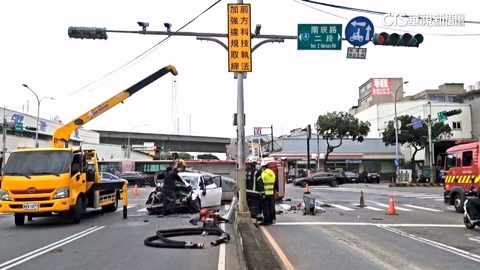 疑未禮讓猛撞！消防車側翻橫躺路中　7人受傷