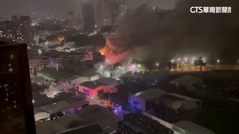 高雄仁武「露營車工廠」大火 火勢延燒幸無傷亡