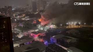 高雄仁武「露營車工廠」大火　火勢延燒幸無傷亡